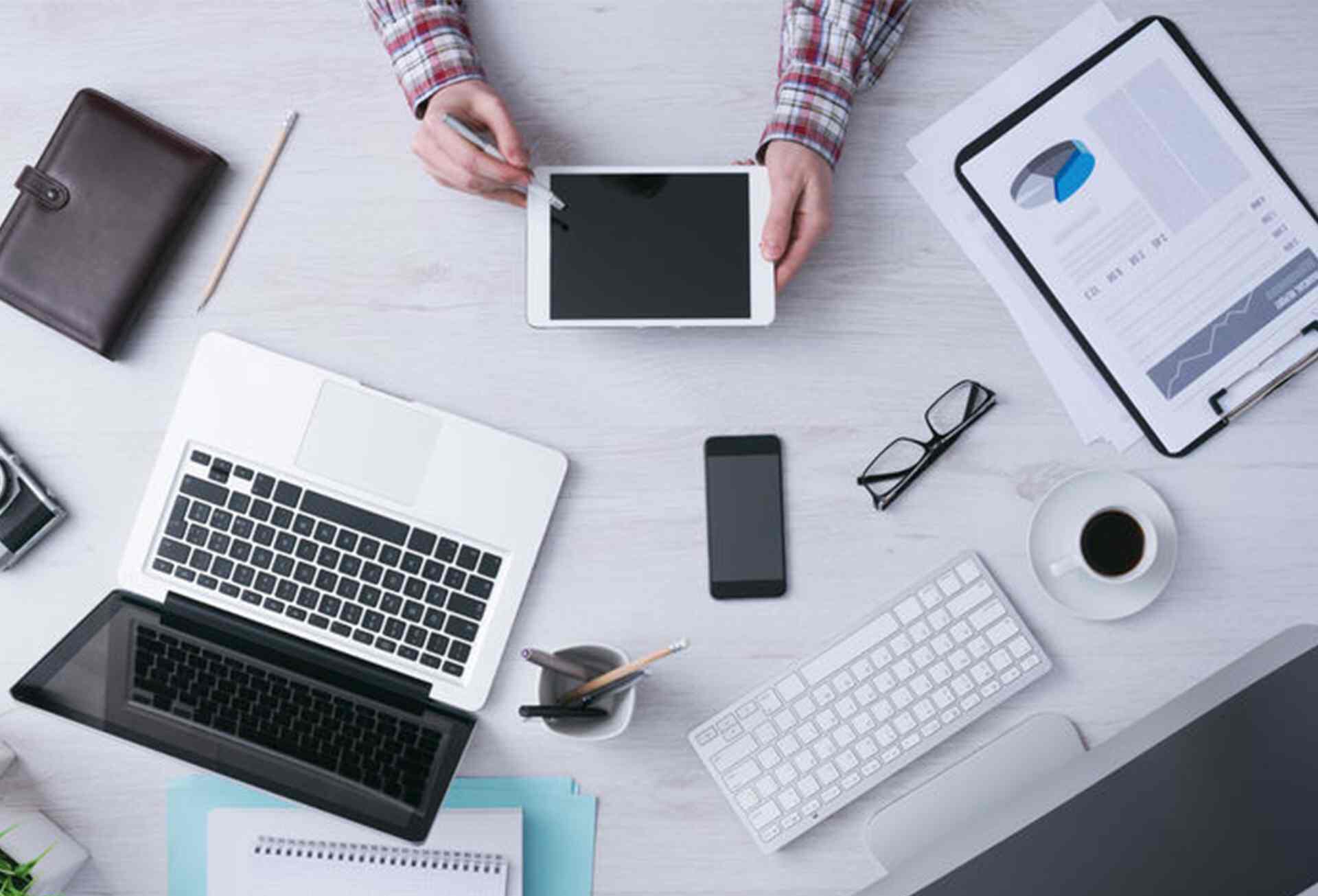 Büro ergonomisch einrichten mit Büromöbeln und Videokonferenztechnik von Jahn Büroorganisation