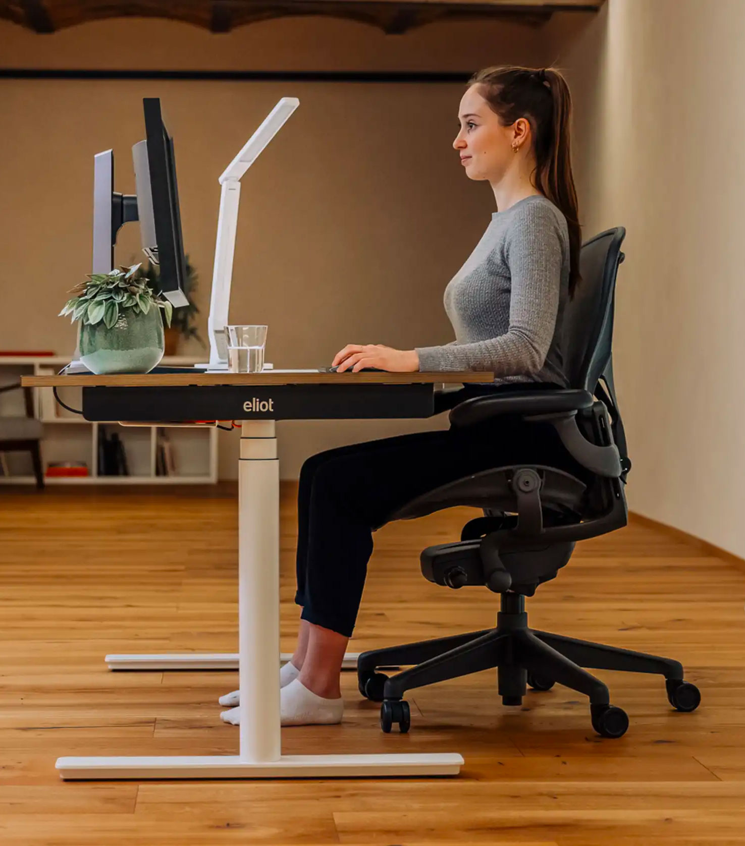 Büro ergonomisch einrichten mit Büromöbeln und Videokonferenztechnik von Jahn Büroorganisation